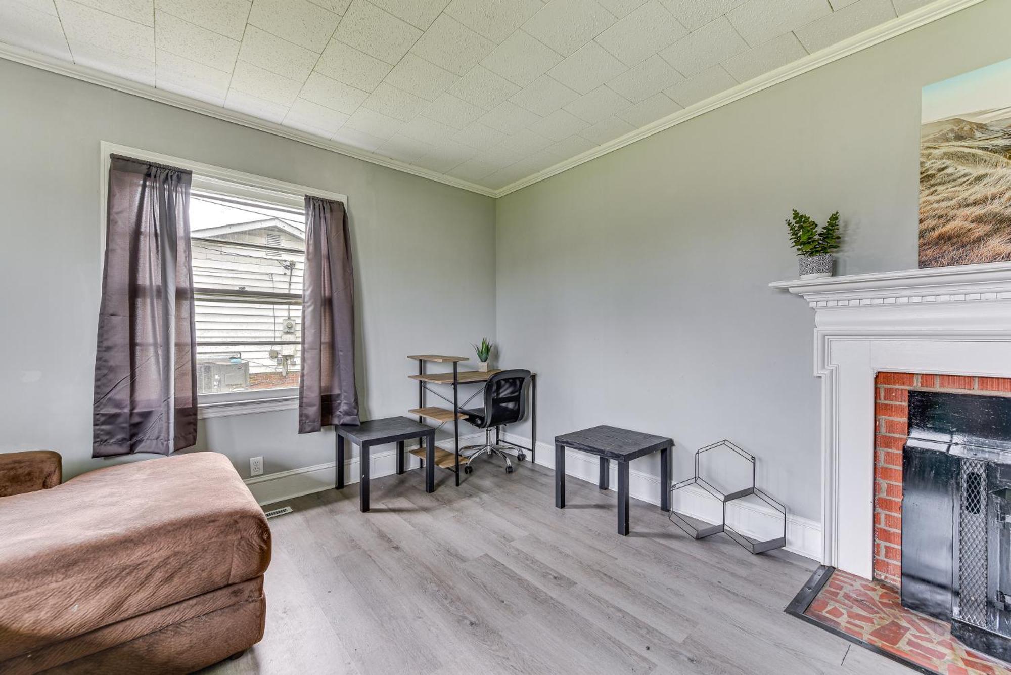 Cozy With Fire Pit About 6 Mi To Uptown! Holiday home