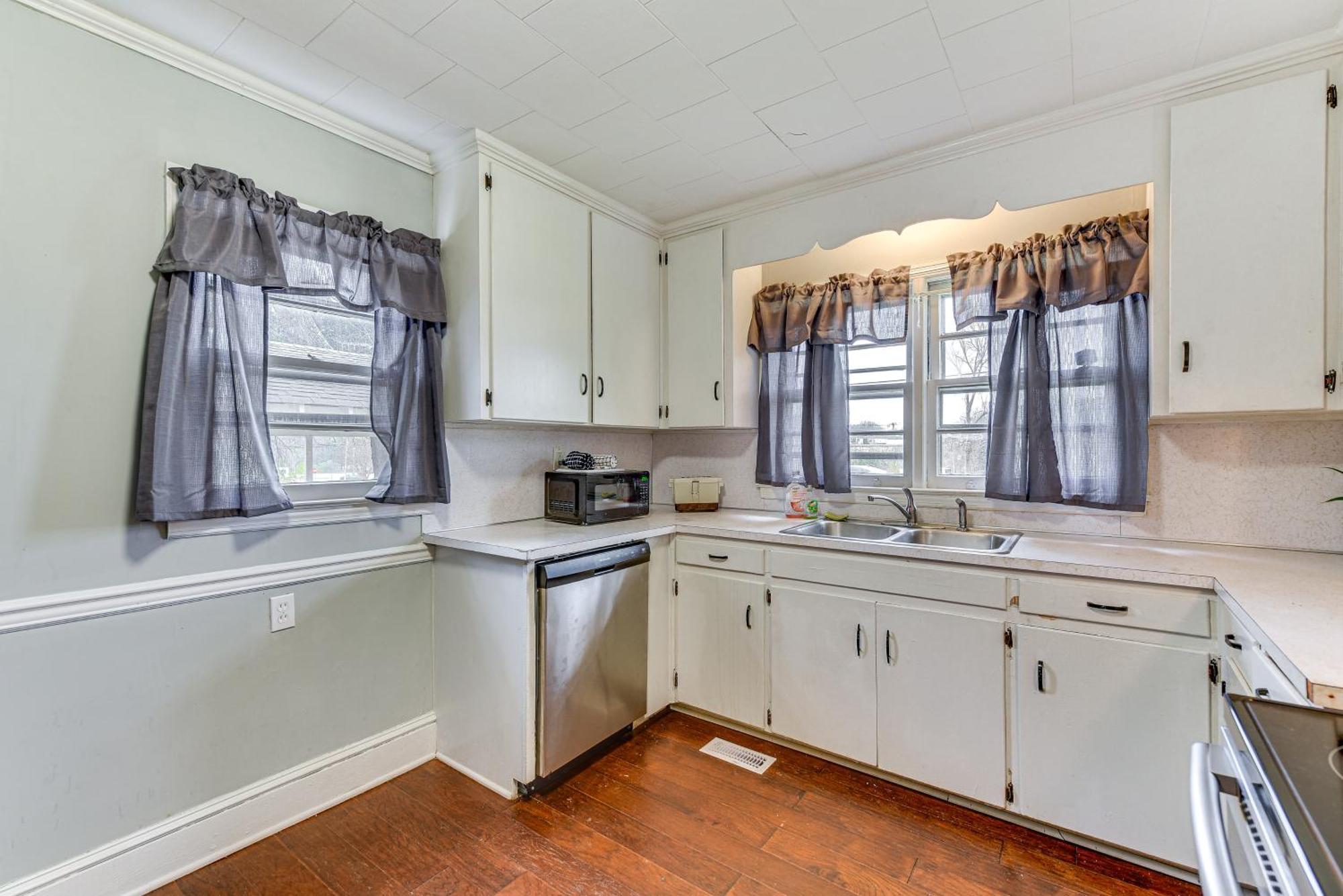Cozy With Fire Pit About 6 Mi To Uptown! Holiday home