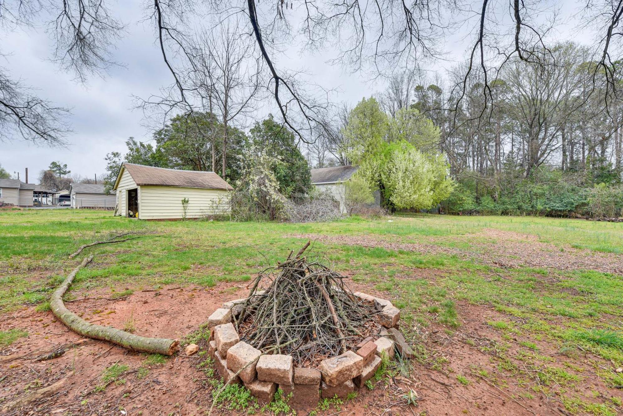 Cozy With Fire Pit About 6 Mi To Uptown! Holiday home