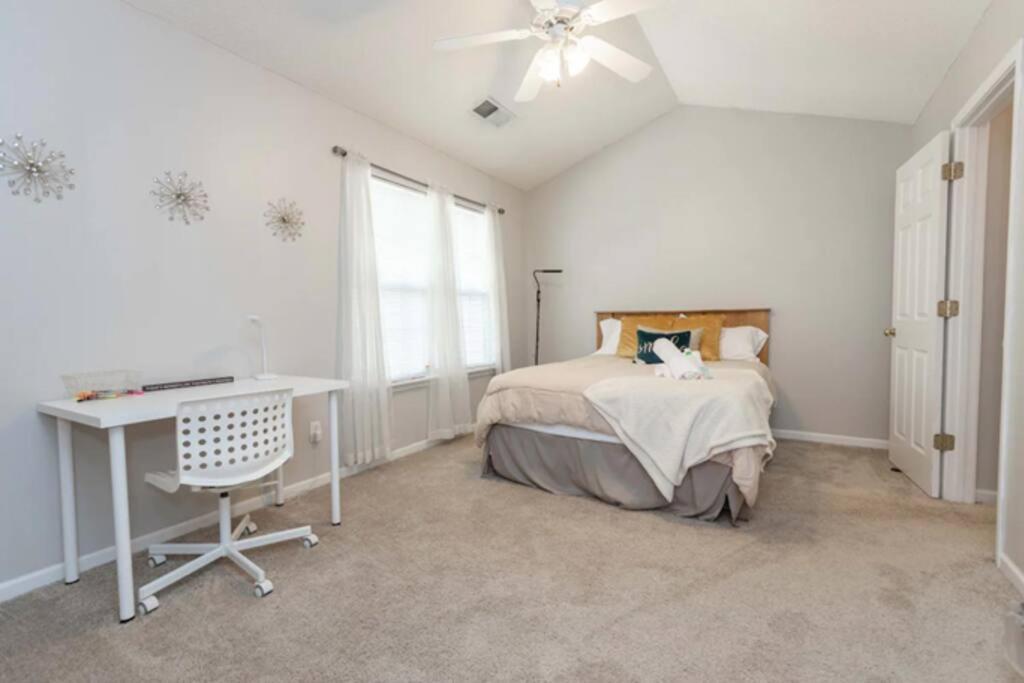 Townhome - Near Uncc And Pnc Music Pavilion * Charlotte