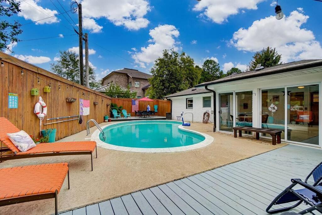 Poolside With Fire Pit Fun And King Holiday home