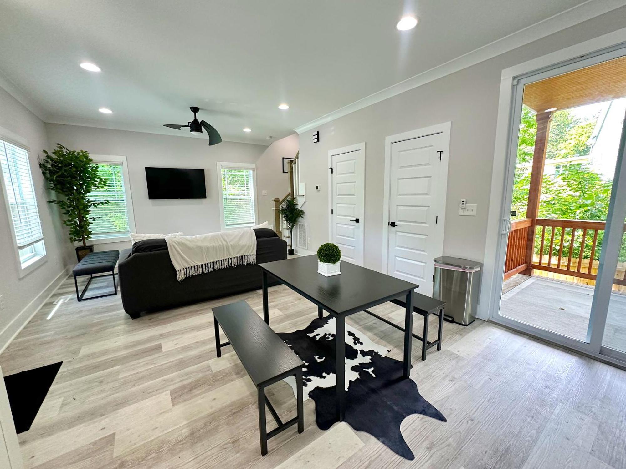 Luxury Living 3br/2.5ba Clt *