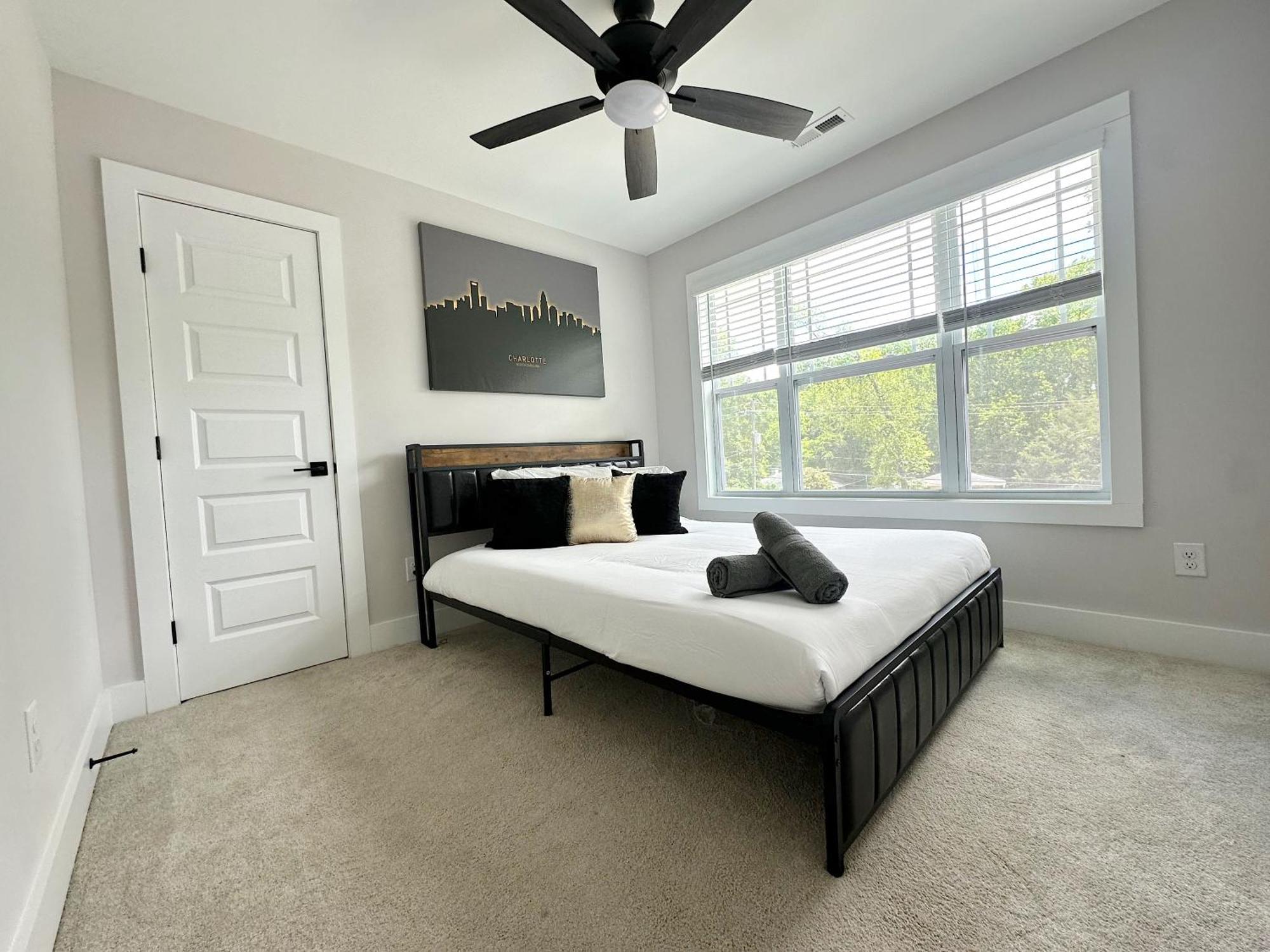 Luxury Living 3br/2.5ba Clt Holiday home *