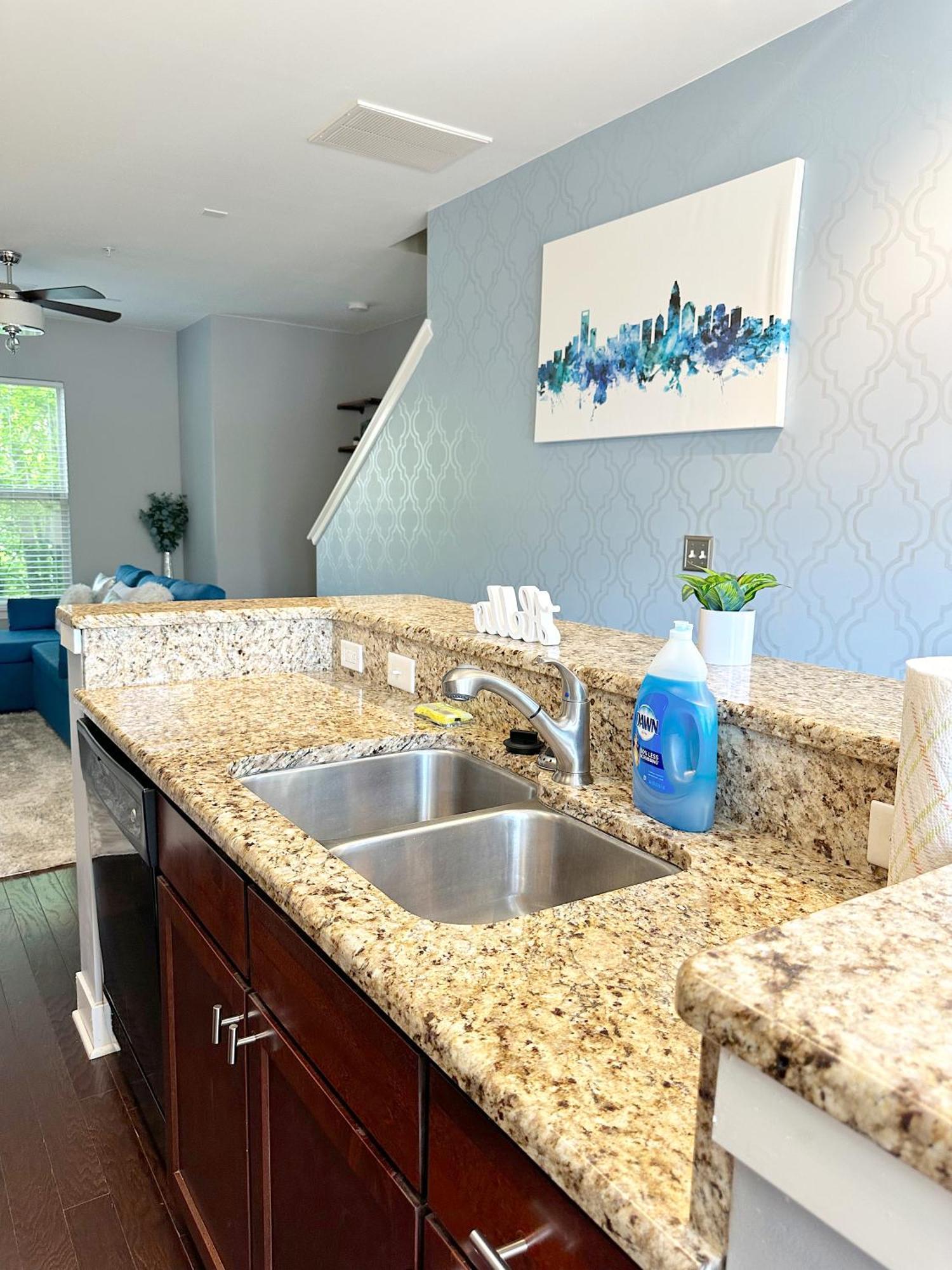 Modern Townhouse - 1 Min To Uptown Clt - Walk To Restaurants *