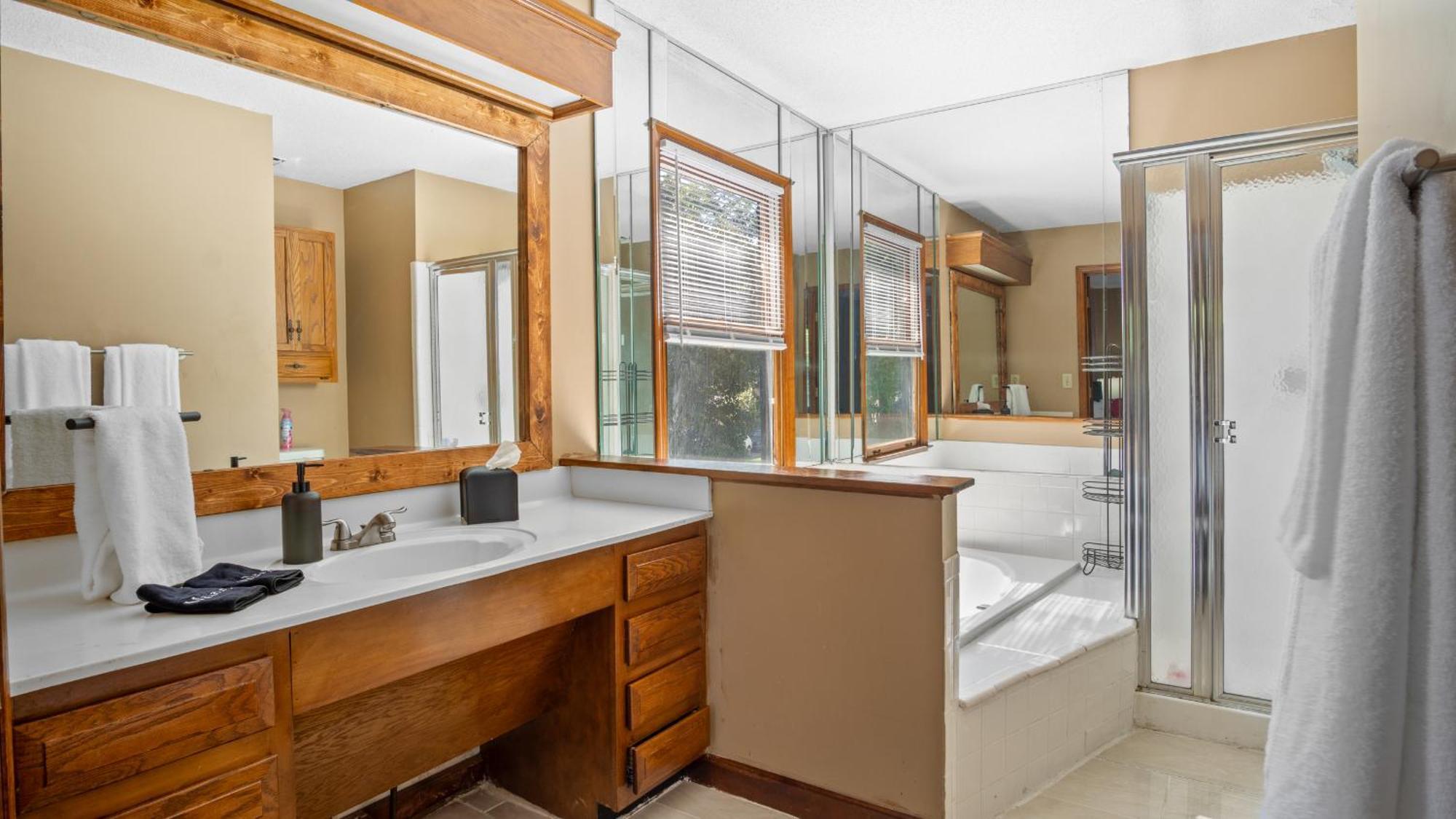 4bd Contemporary With Bbq, Game Holiday home Charlotte