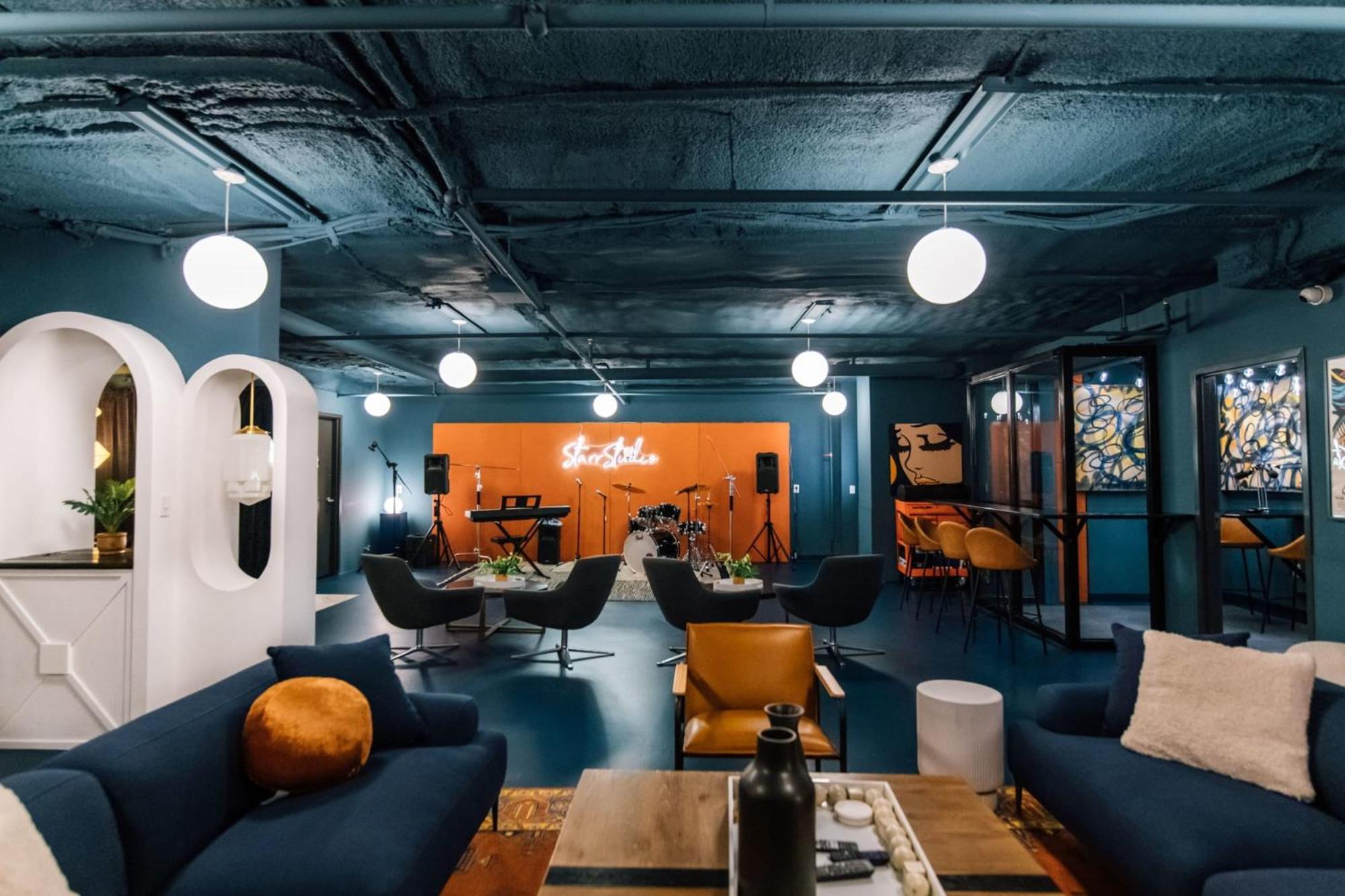 Experience Modern Comfort At Savoy In Apartment Charlotte
