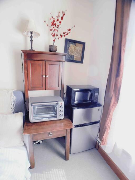 Walkable Uptown Area, King Suite, Quiet And Private Apartment