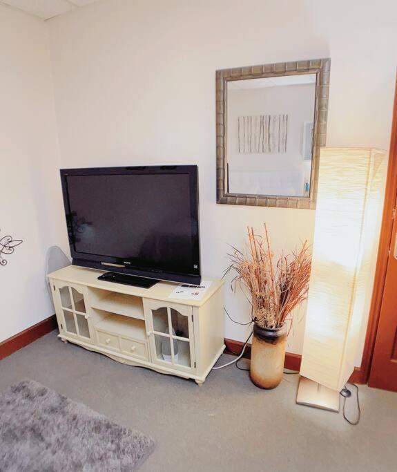 Apartment Walkable Uptown Area, King Suite, Quiet And Private *