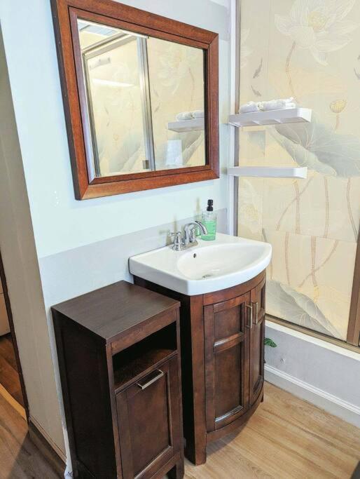 Walkable Uptown Area, King Suite, Quiet And Private Charlotte
