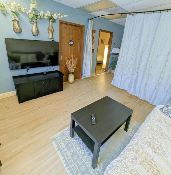 Apartment Walkable Uptown Area, King Suite, Quiet And Private
