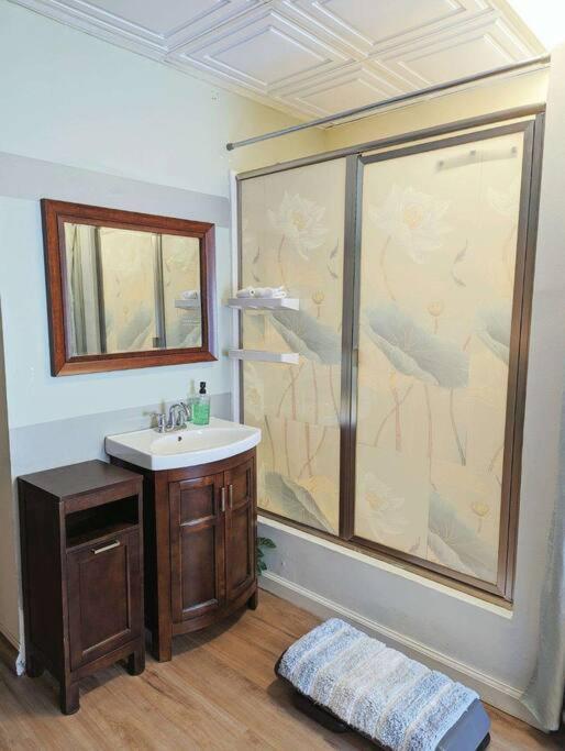 Walkable Uptown Area, King Suite, Quiet And Private Apartment *
