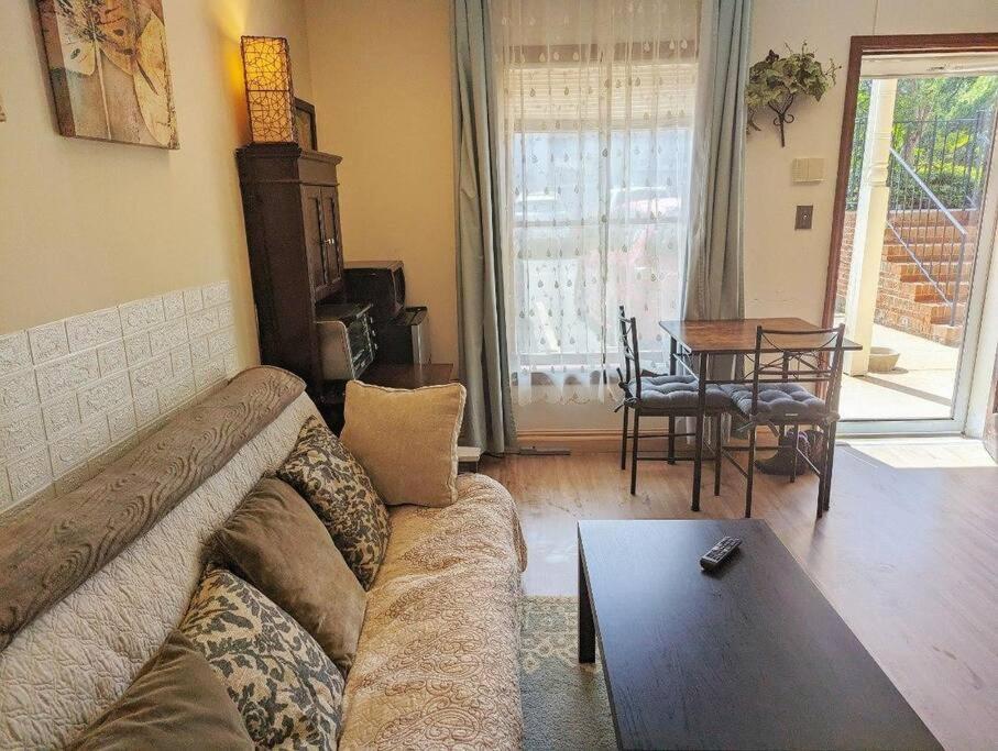 Walkable Uptown Area, King Suite, Quiet And Private *