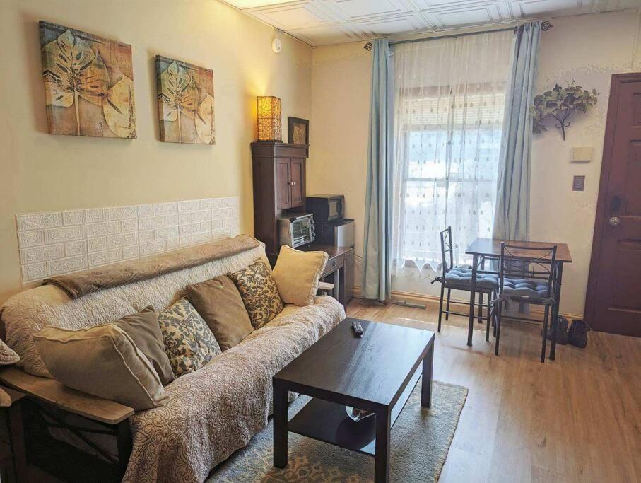 Walkable Uptown Area, King Suite, Quiet And Private *