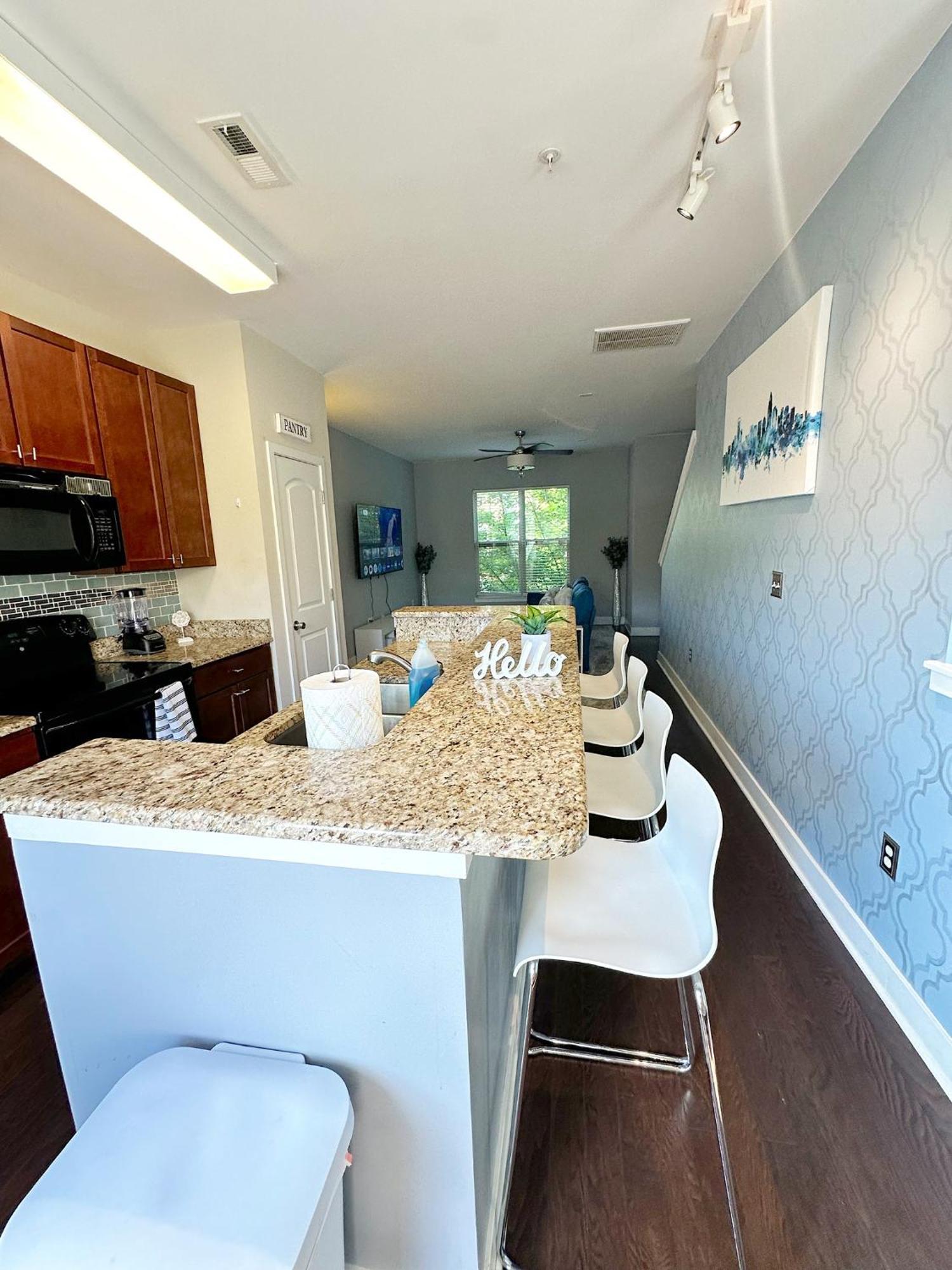 Modern Townhouse - 1 Min To Uptown Clt - Walk To Restaurants *