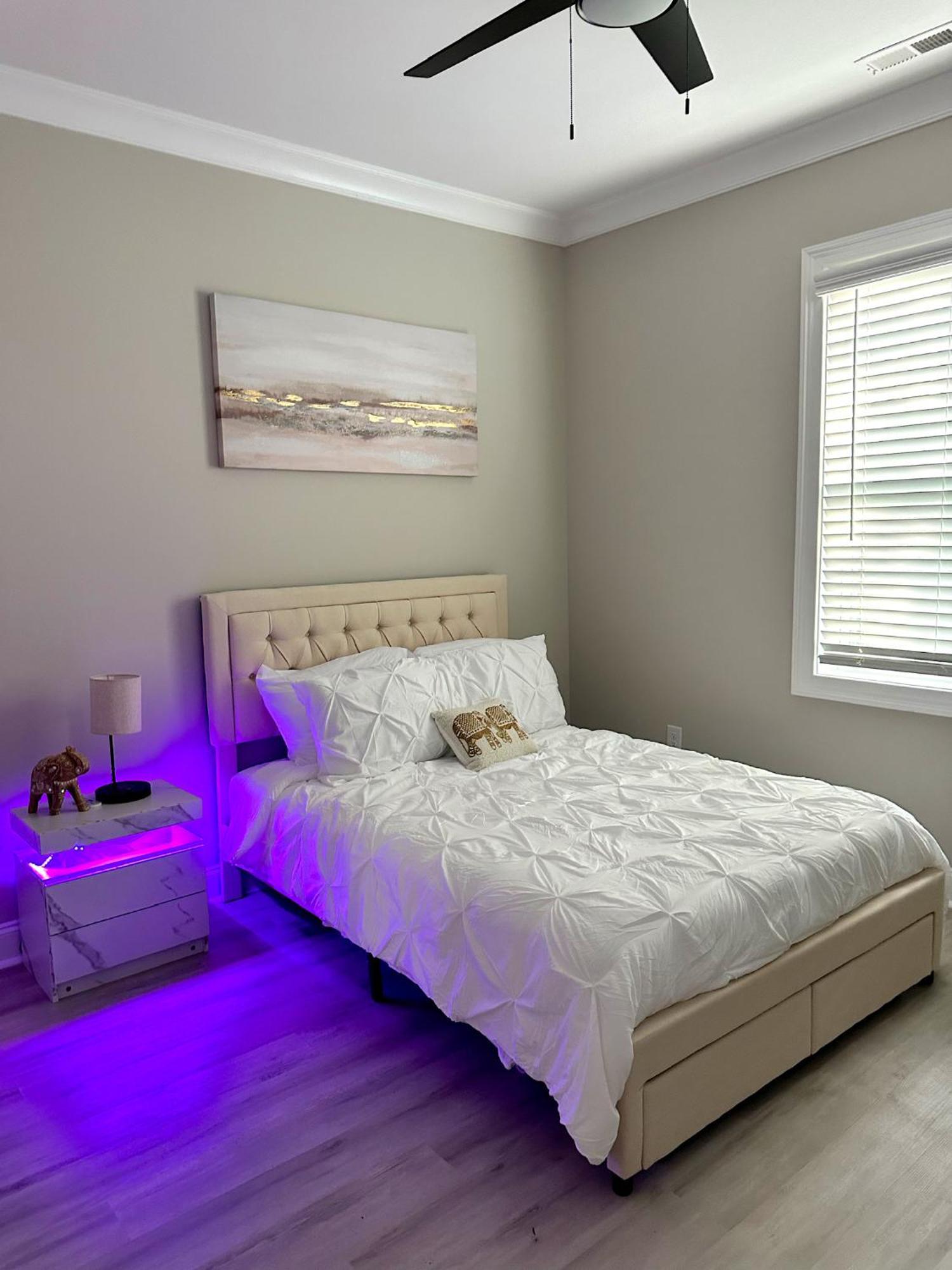 New Charming 3bd Townhome With Wifi - 9 Min To Uptown Holiday home *