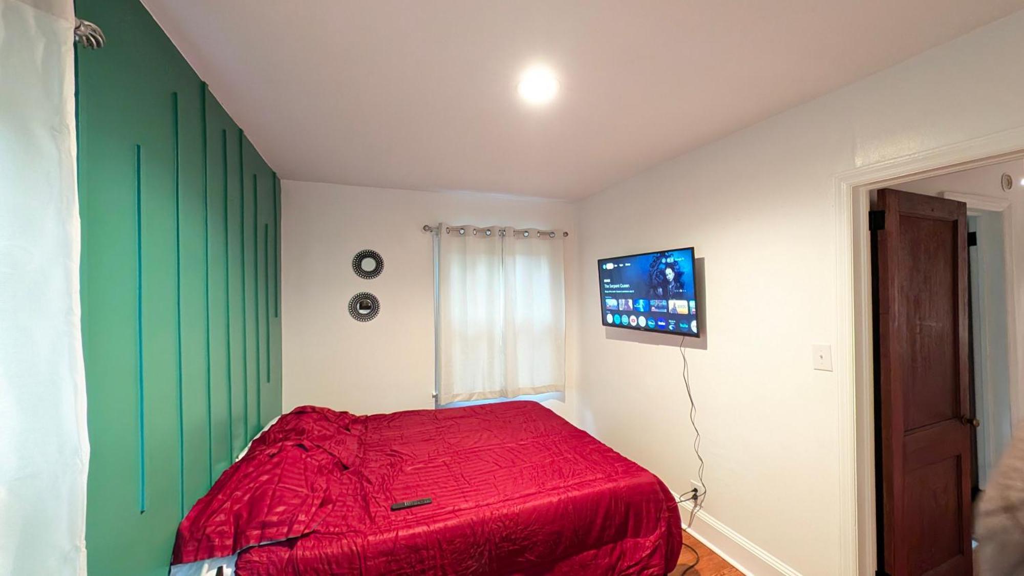 Apartment Plaid Pad - Stylish Retreat 12 Min To Airport & Downtown