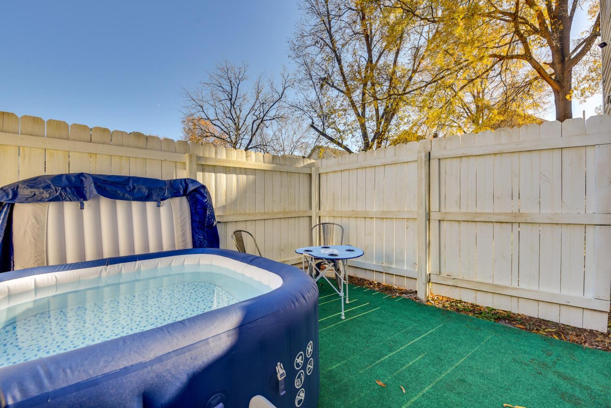 Holiday home Uptown Townhome With Hot Tub *