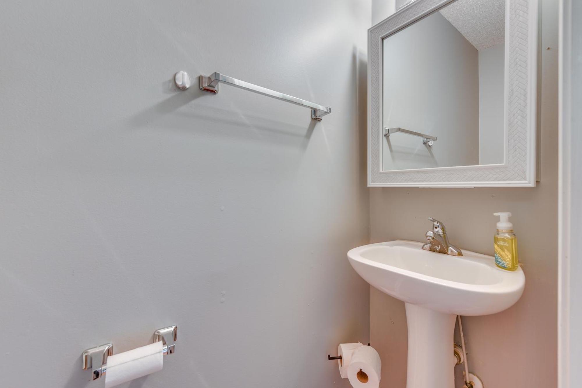 Uptown Townhome With Hot Tub Holiday home *