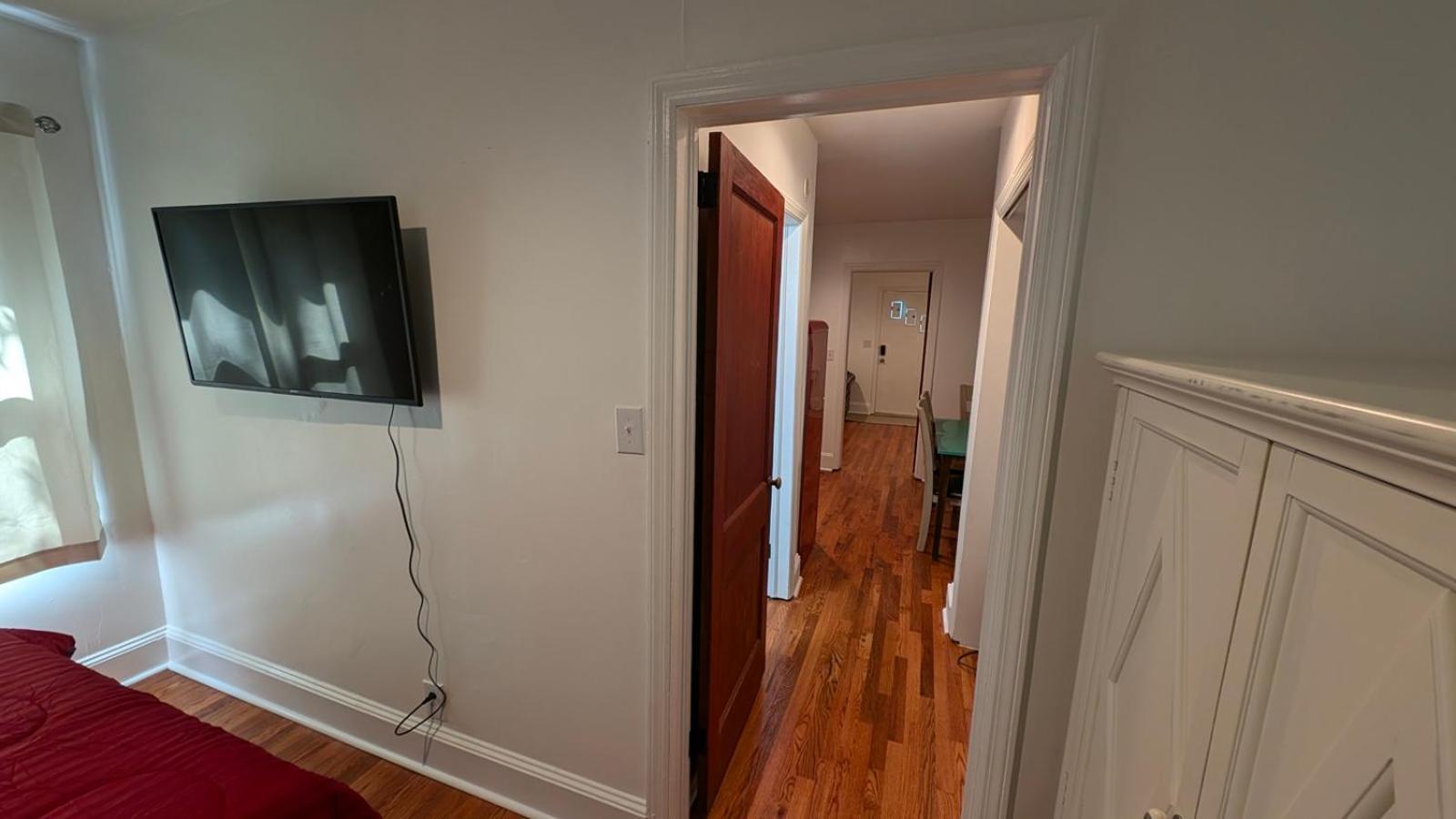 Plaid Pad - Stylish Retreat 12 Min To Airport & Downtown Apartment