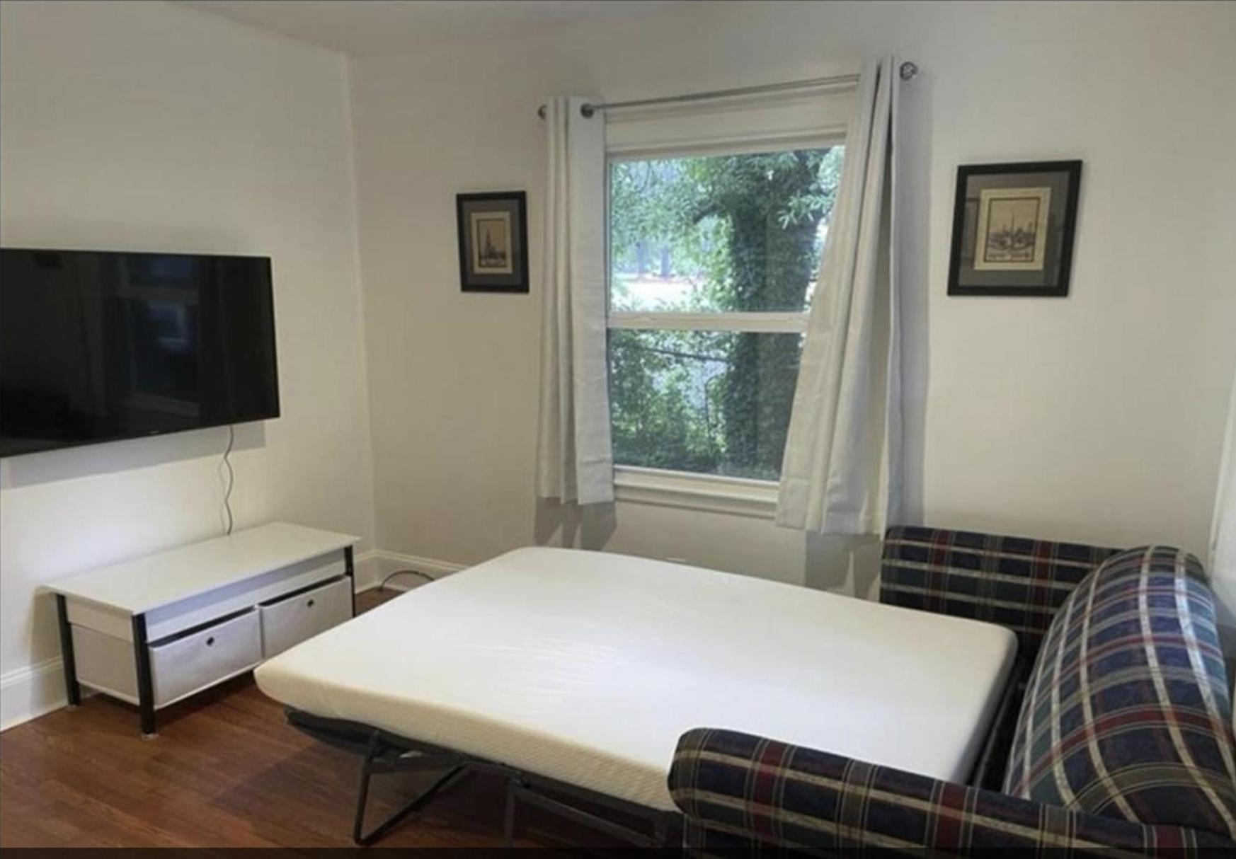 Apartment Plaid Pad - Stylish Retreat 12 Min To Airport & Downtown Charlotte