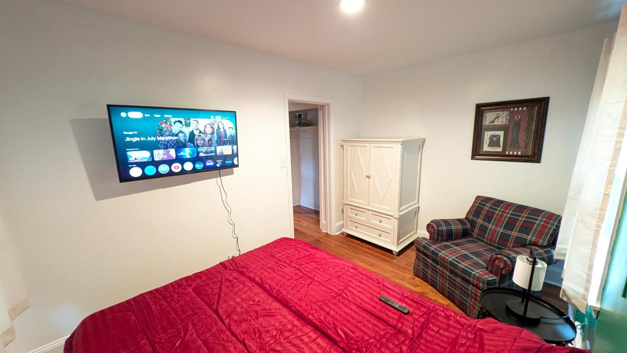 Apartment Plaid Pad - Stylish Retreat 12 Min To Airport & Downtown *