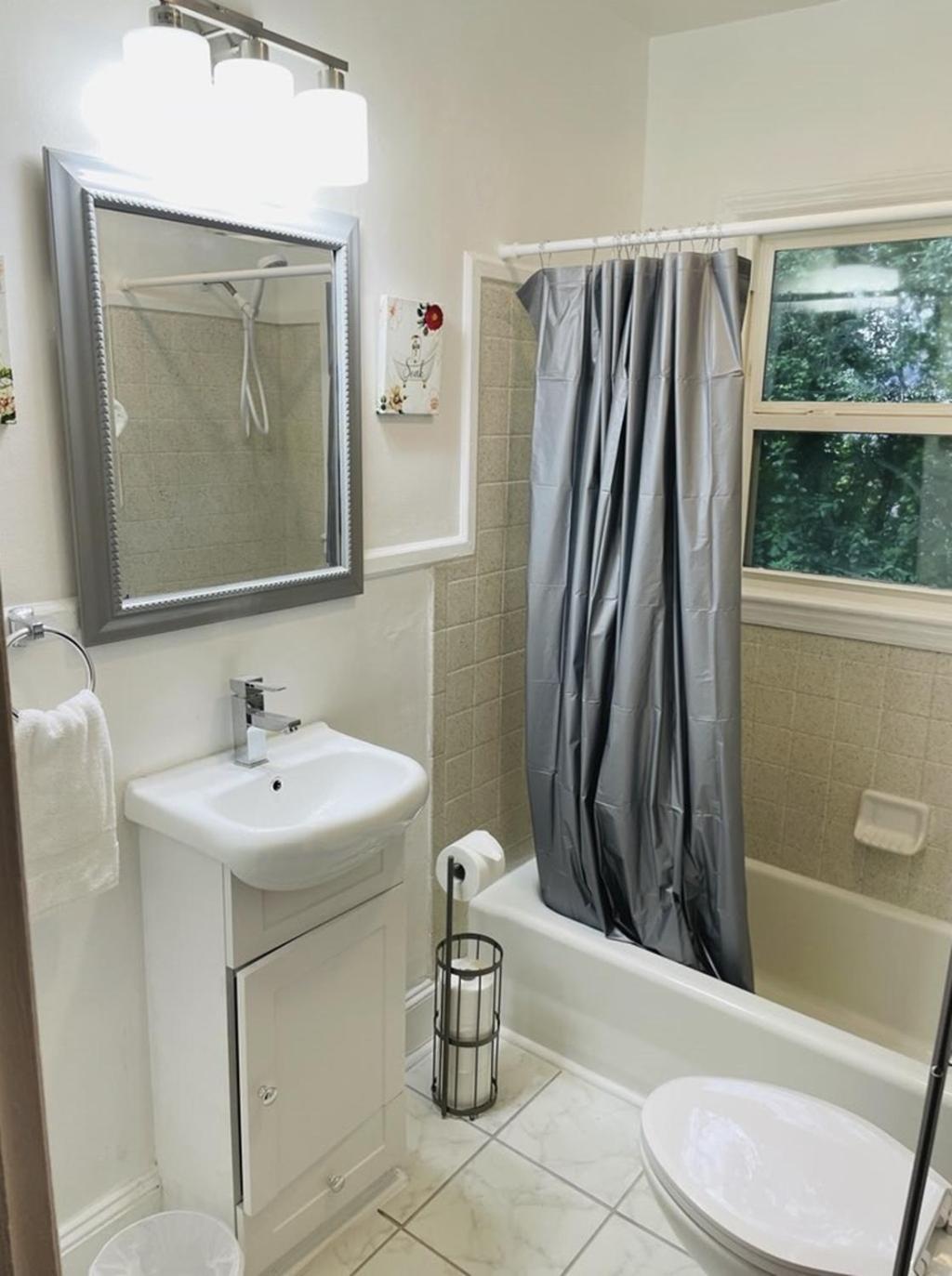 Plaid Pad - Stylish Retreat 12 Min To Airport & Downtown Apartment *