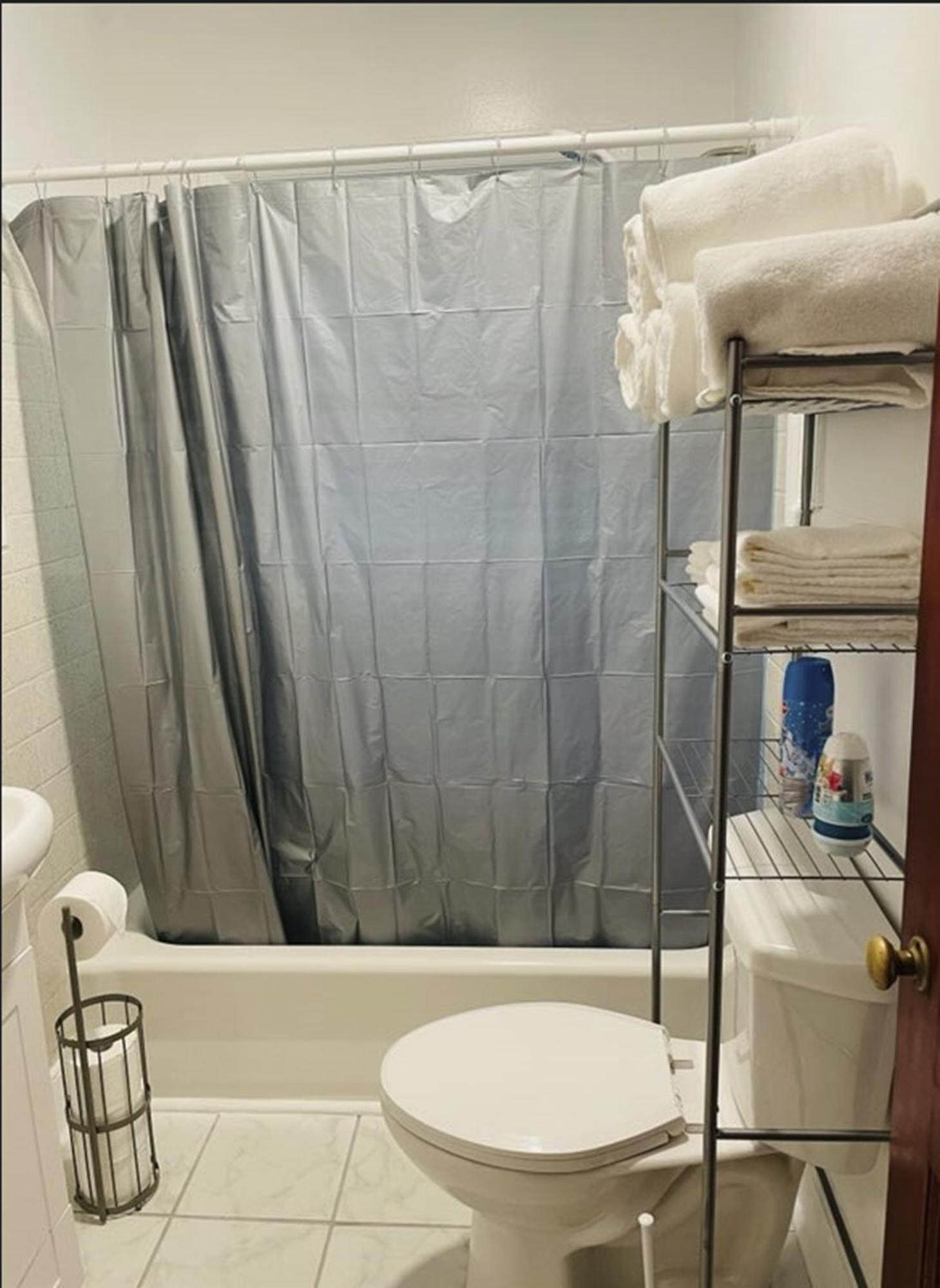 Apartment Plaid Pad - Stylish Retreat 12 Min To Airport & Downtown Charlotte