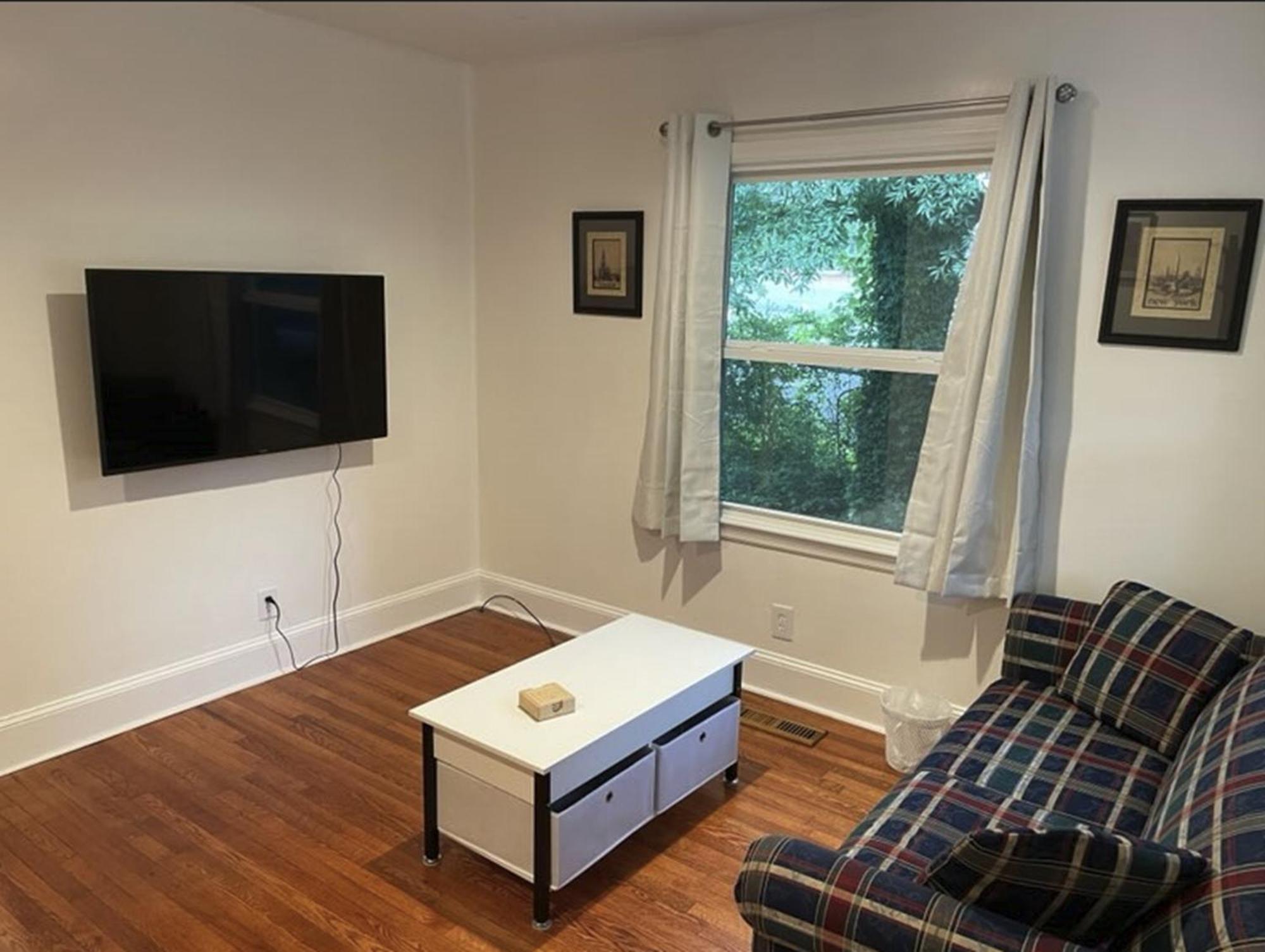 Plaid Pad - Stylish Retreat 12 Min To Airport & Downtown Apartment Charlotte