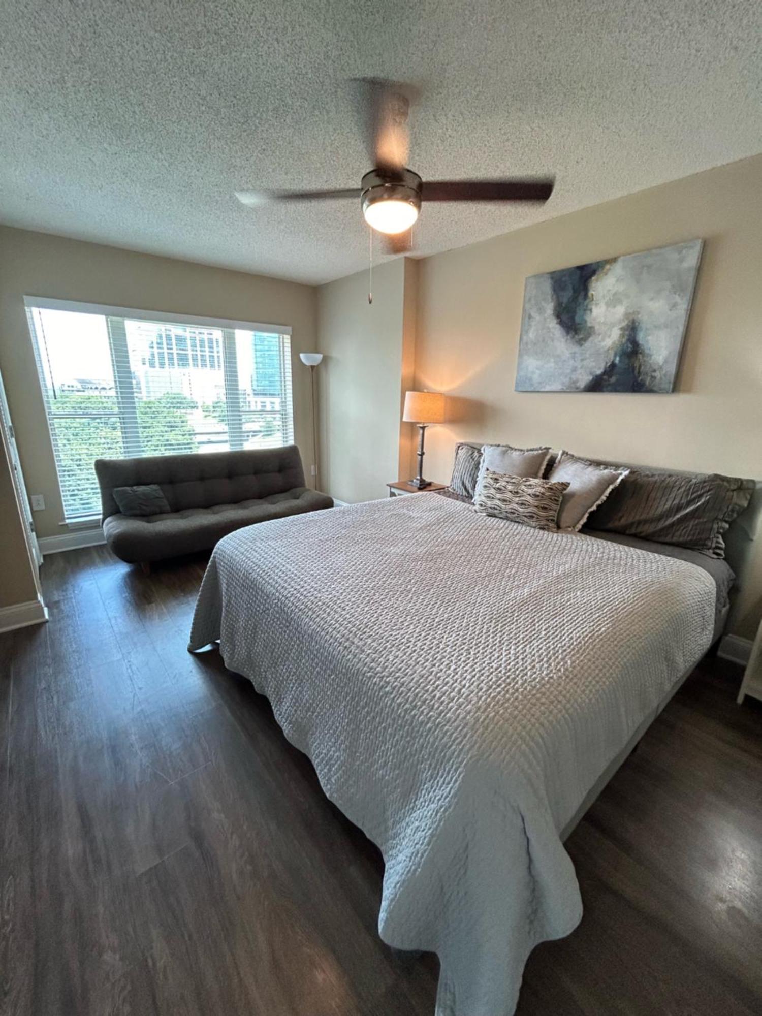 Spacious 2 Bedroom 2 Bathroom With Balcony In Uptown Charlotte! Views & Free Parking! Apartment *