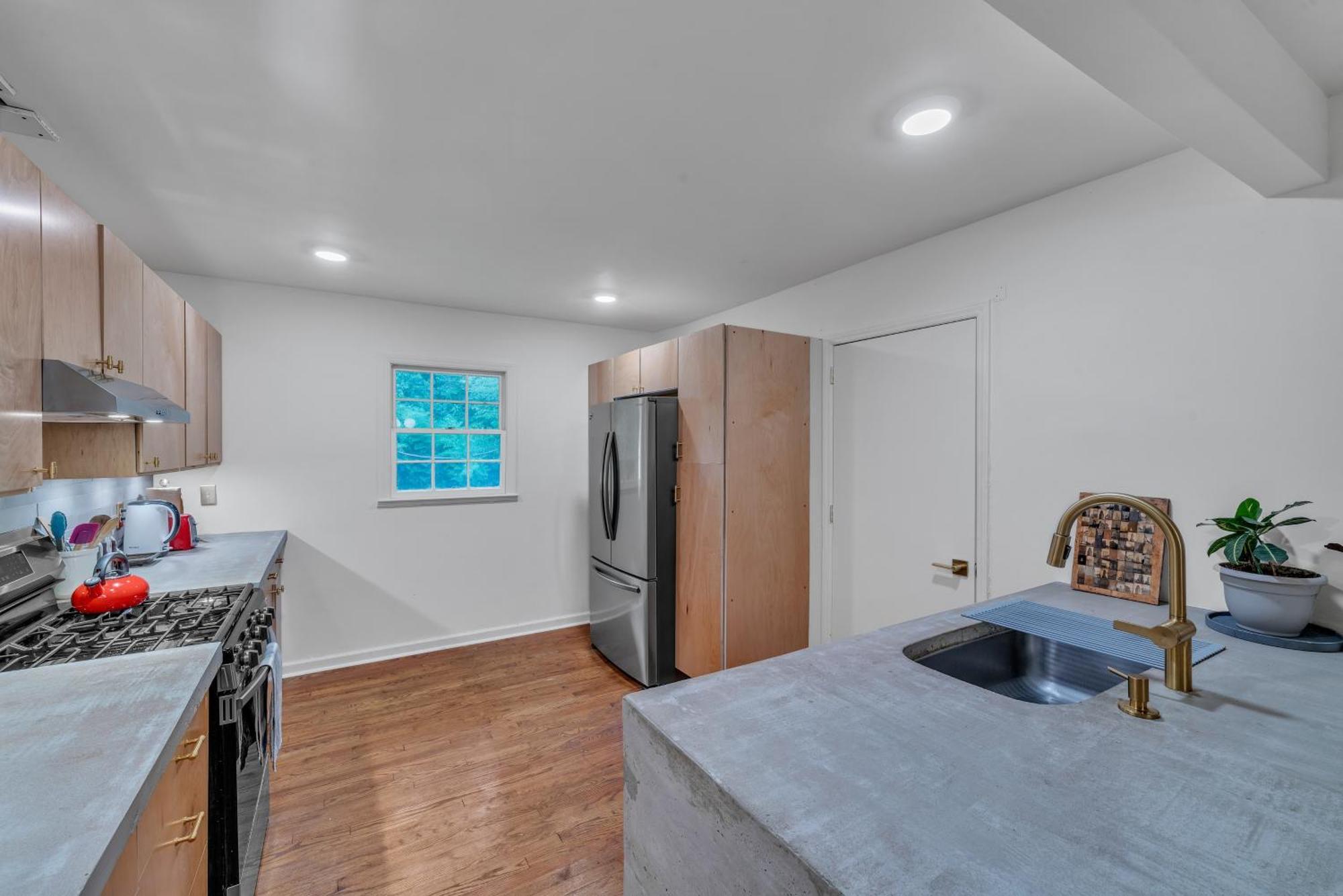 Charming Mid-century Modern In Shannon Park