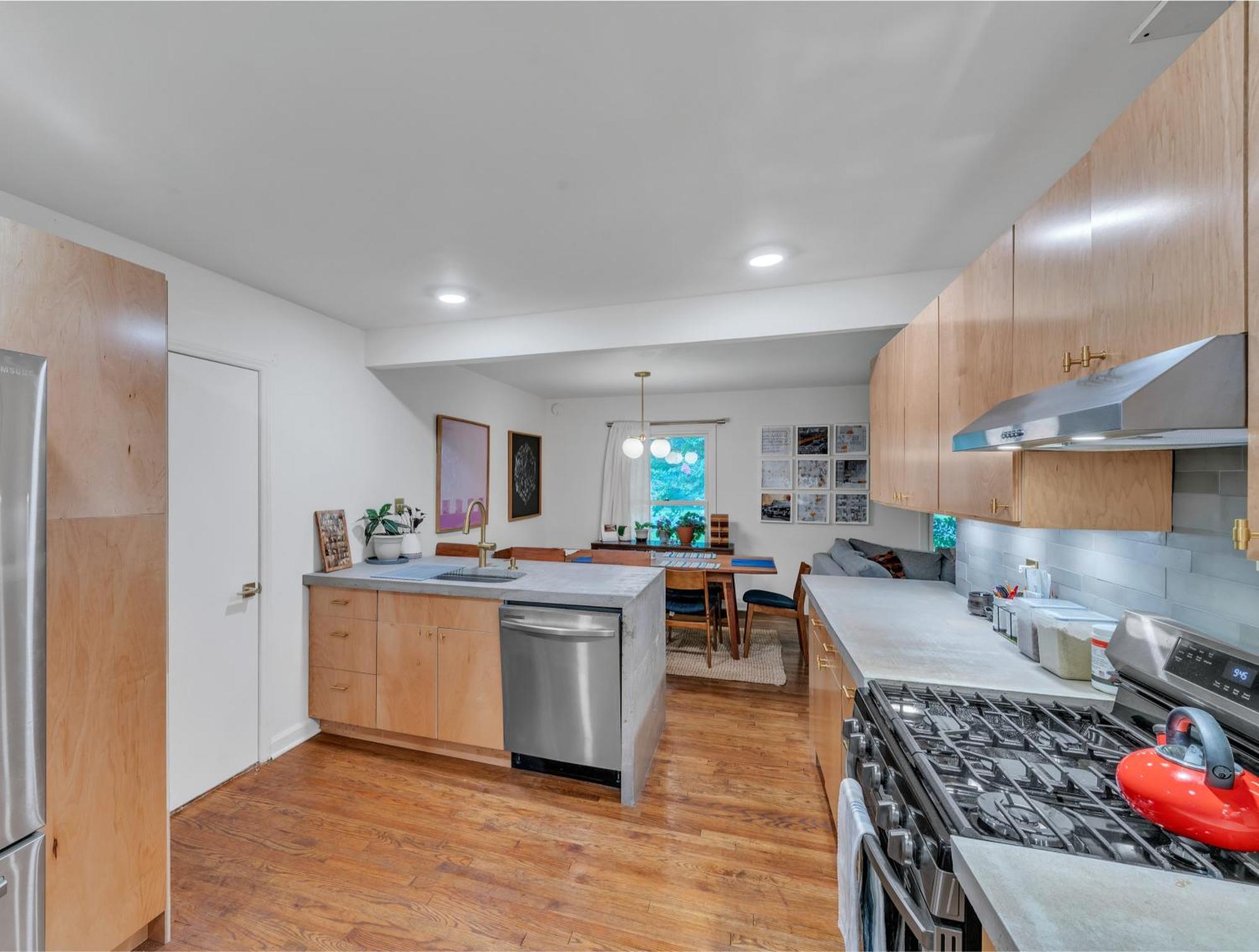 Charming Mid-century Modern In Shannon Park Holiday home *