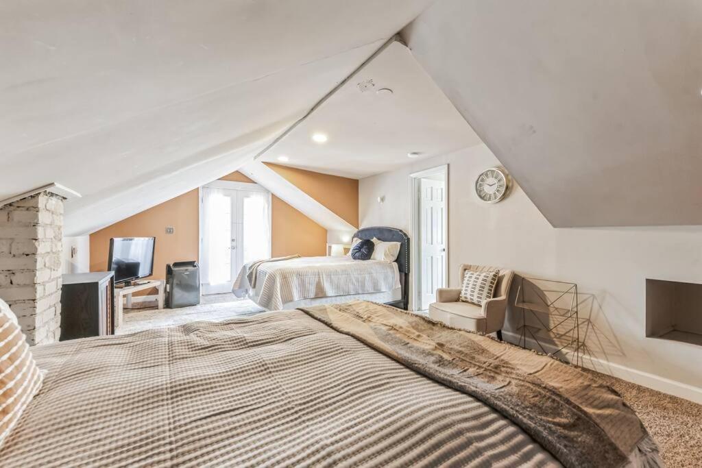 Spacious & Stylish 4br W Fireplace-up To 12 People Holiday home