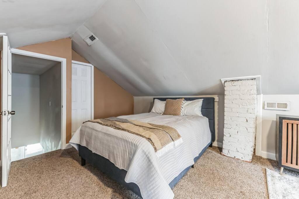 Spacious & Stylish 4br W Fireplace-up To 12 People *