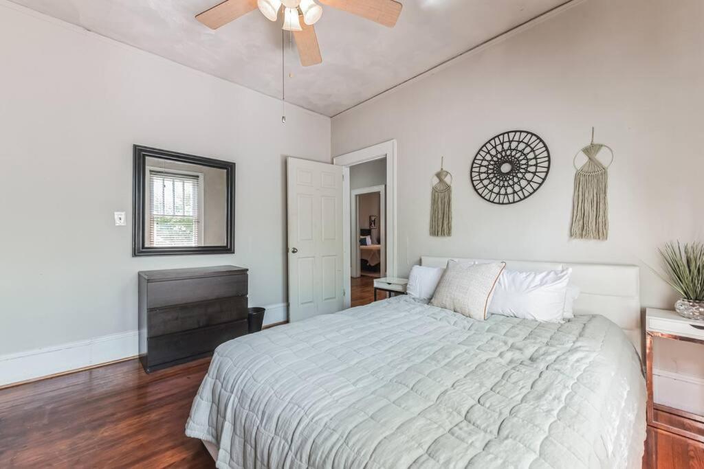 Spacious & Stylish 4br W Fireplace-up To 12 People * Charlotte