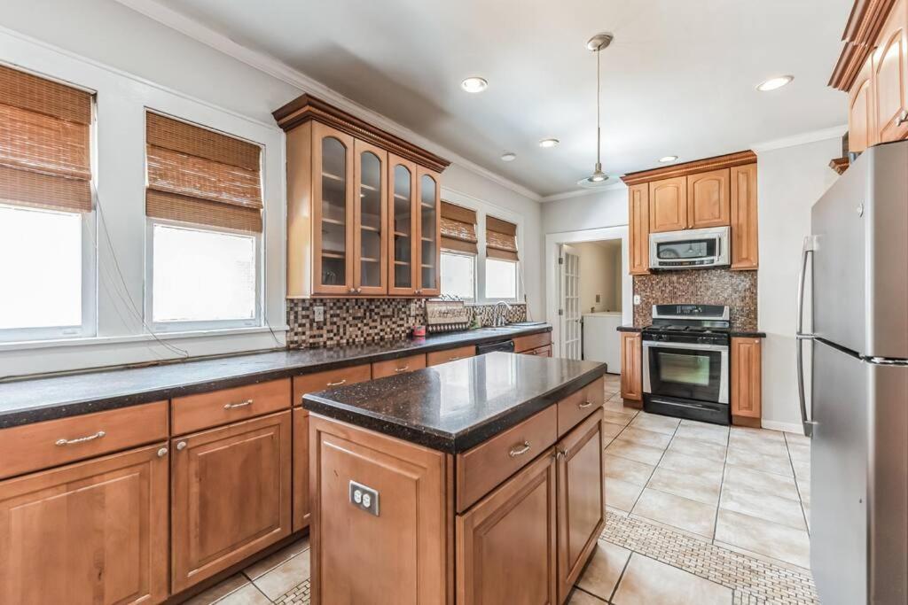 Spacious & Stylish 4br W Fireplace-up To 12 People * Charlotte