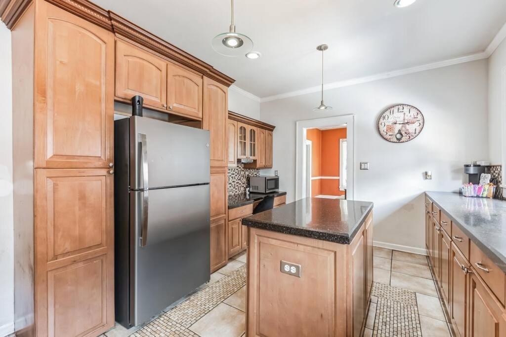 Spacious & Stylish 4br W Fireplace-up To 12 People *