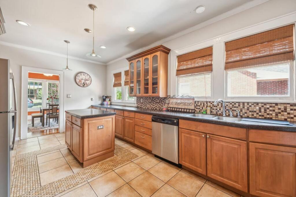 Spacious & Stylish 4br W Fireplace-up To 12 People *