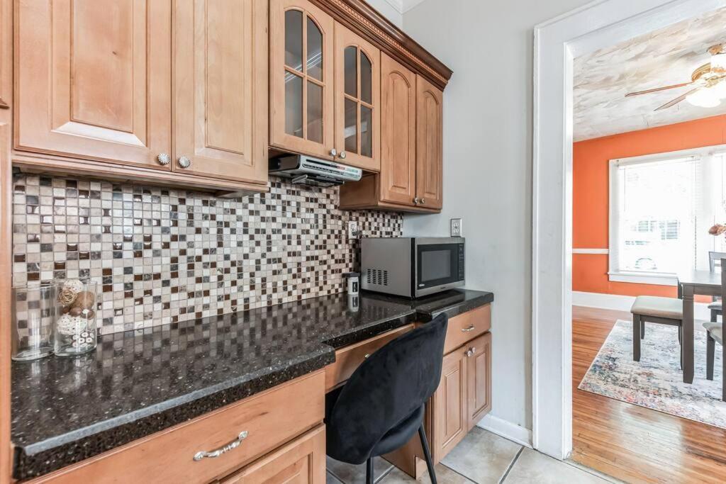 Spacious & Stylish 4br W Fireplace-up To 12 People * Charlotte