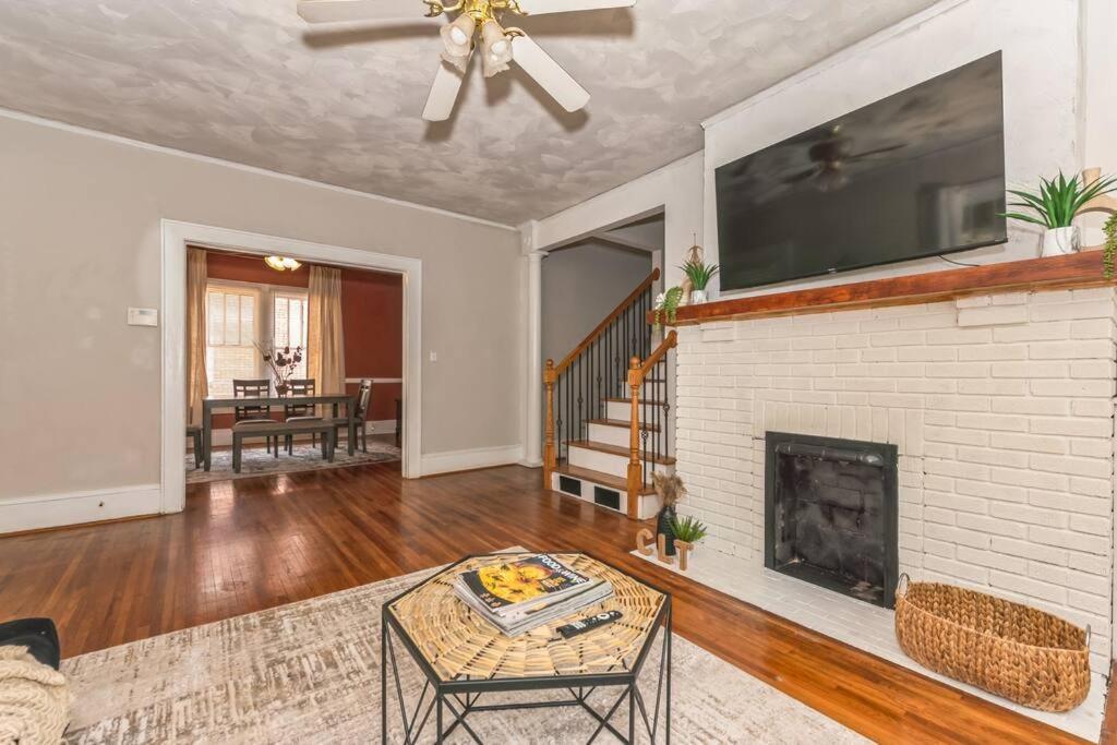 Spacious & Stylish 4br W Fireplace-up To 12 People * Charlotte