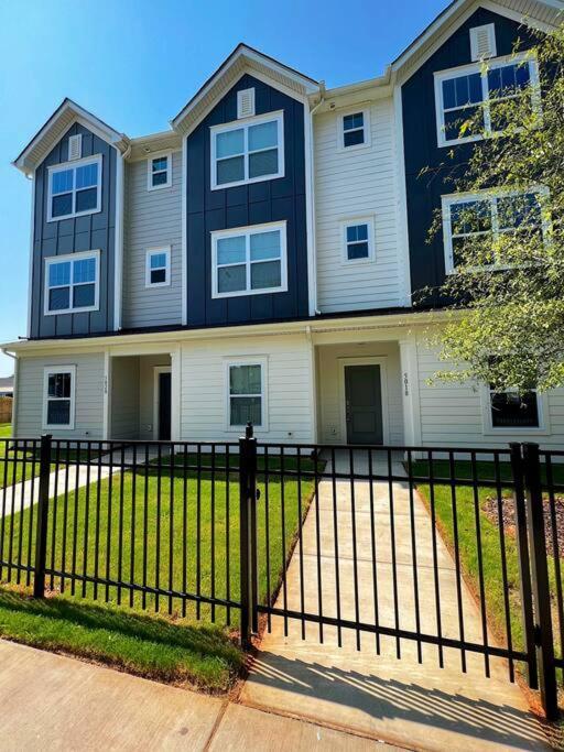 Holiday home Brand New Build 10 Min- Uptown