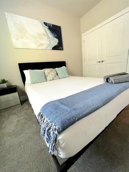Brand New Build 10 Min- Uptown Holiday home