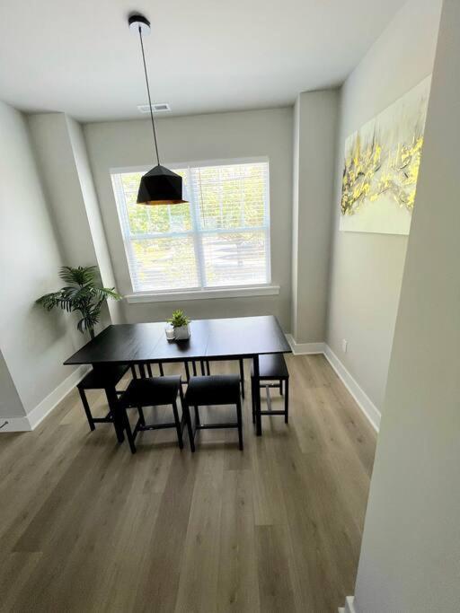 Brand New Build 10 Min- Uptown Holiday home *