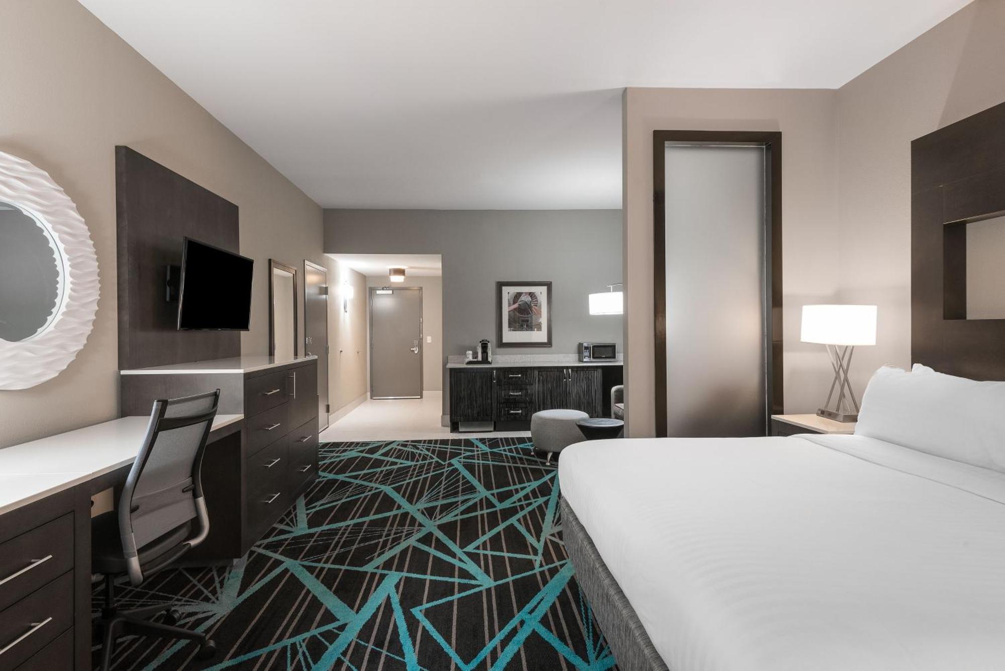 Express & - Airport By Ihg Hotel