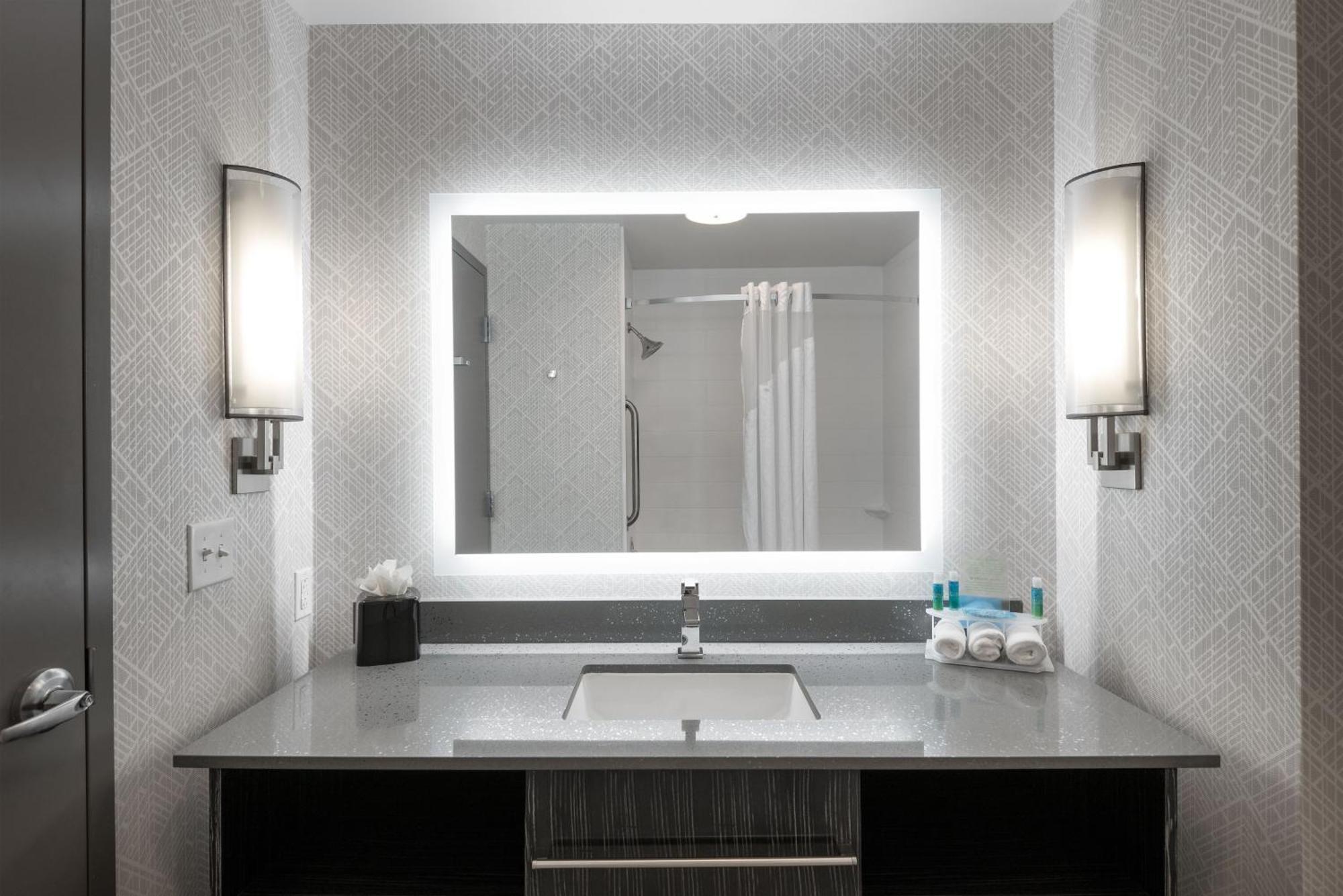 Hotel Express & - Airport By Ihg