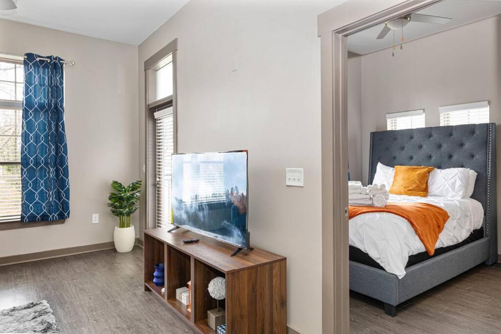 Chic Uptown Unit With Gym, Pool *