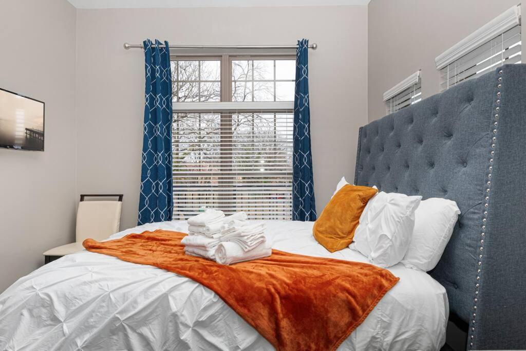 Chic Uptown Unit With Gym, Pool Apartment *