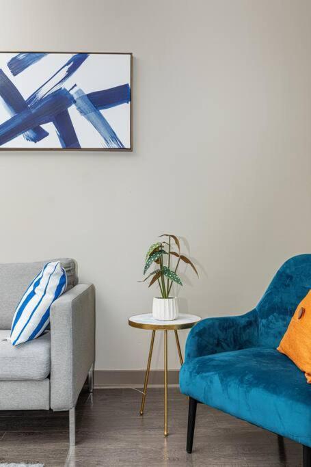 Apartment Chic Uptown Unit With Gym, Pool