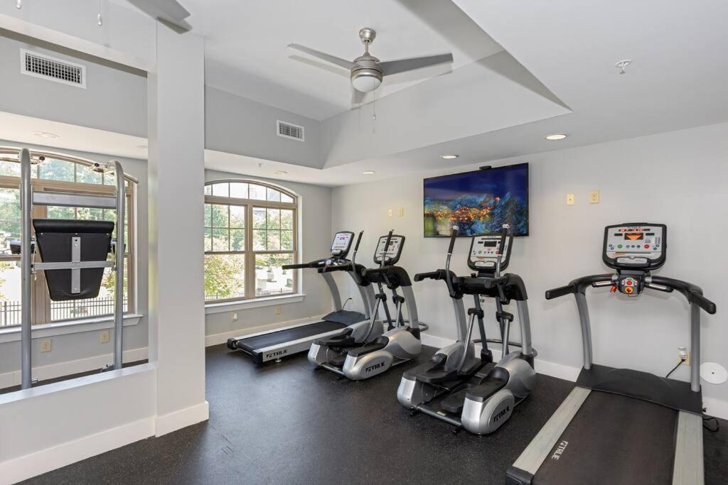 Chic Uptown Unit With Gym, Pool Apartment *