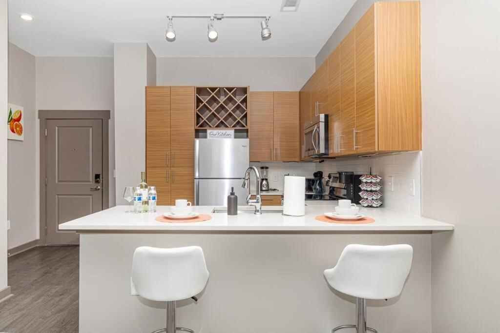 Chic Uptown Unit With Gym, Pool *