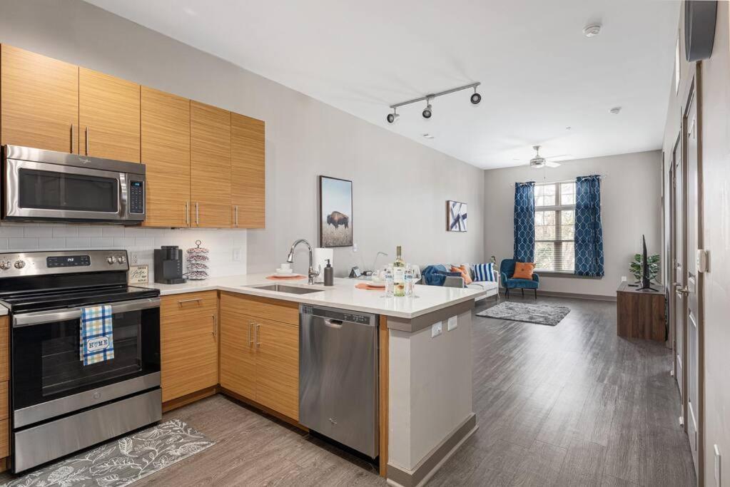 Chic Uptown Unit With Gym, Pool